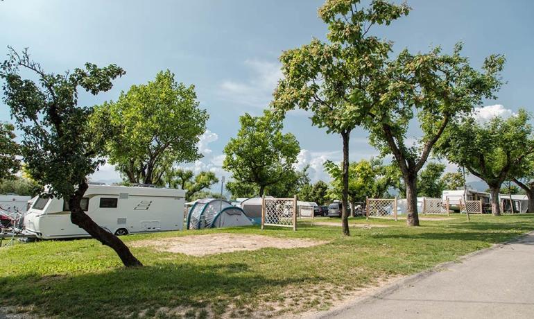laquercia en camping-offer-lake-garda-with-large-pitches-and-services-for-campers 021