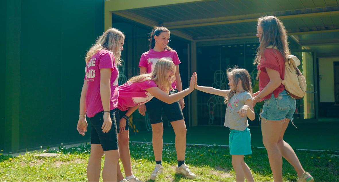 Danseshow på Camping La Quercia med børn og underholdere.