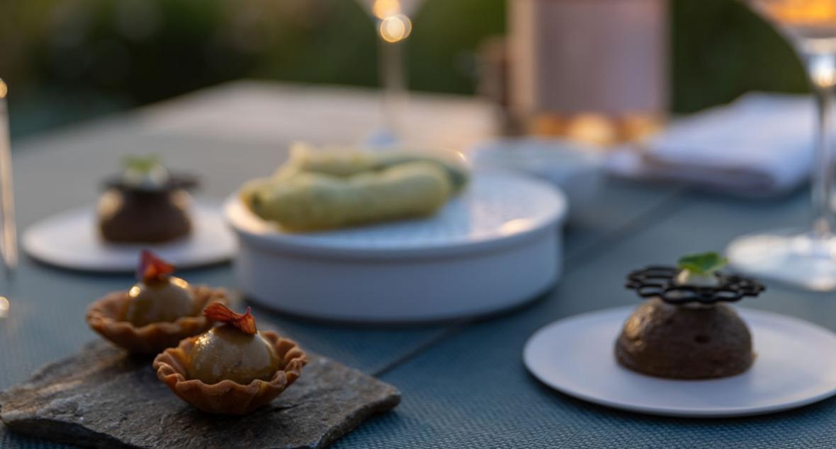 Gourmetretter med vin i en elegant og afslappet atmosfære.