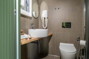Bagno moderno, intimo e accogliente, con luce naturale e dettagli eleganti.