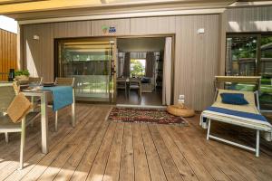 Terrazza accogliente con tavolo apparecchiato, sedia a sdraio e tappeto colorato.