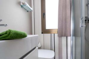 Bagno moderno, pulito e luminoso con doccia e finestra.