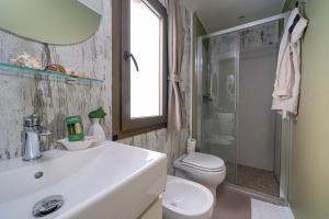 Modern bathroom, natural light, elegant and clean details.