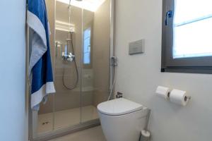 Bagno moderno e luminoso con doccia elegante e asciugamani blu.