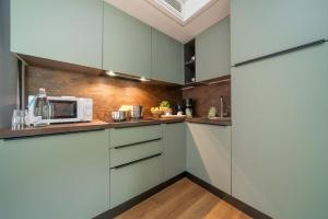 Cucina moderna, colori tenui, atmosfera accogliente e ordinata.
