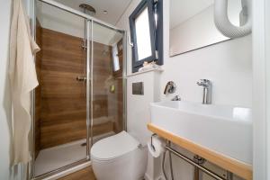 Bagno moderno e accogliente con doccia in legno e lavabo elegante.