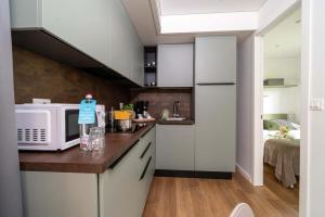 Cucina moderna e accogliente, colori tenui, atmosfera calda e invitante.