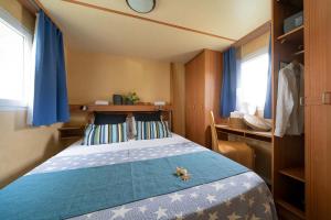 Gezellige kamer met versierd bed, kast en helder raam.