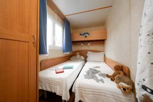 Gezellige kamer met eenpersoonsbedden, knuffels en een puzzel in uitvoering.