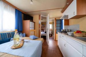 Knusse stacaravan met moderne keuken en warme sfeer.
