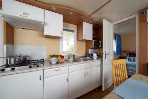 Gezellige, lichte keuken met kleurrijke accenten en huiselijke warmte.