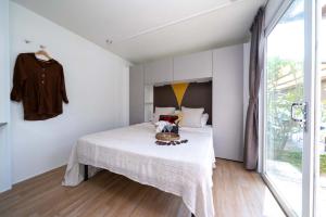 Modern, bright room, cozy bed, serene atmosphere.