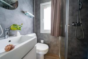 Moderne, gezellige badkamer met elegante douche en natuurlijk licht.