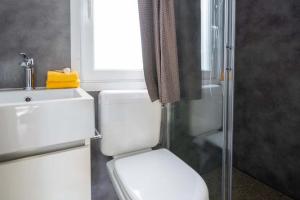 Moderne badkamer, elegante douche, neutrale kleuren, schone details, gezellige sfeer.