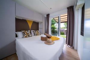 Lichte kamer met gezellig bed, uitzicht op tuin.