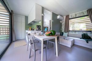 Accogliente cucina moderna con anguria, luce naturale e atmosfera rilassante.