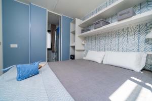 Helles, modernes Zimmer mit blauen Wänden und eleganter Dekoration.