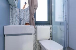 Modernes Bad mit Dusche, frische Farben und elegante Details.