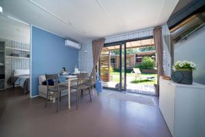 Helles Interieur mit Gartenblick, entspannende und gemütliche Atmosphäre.