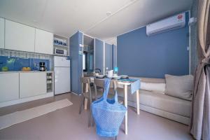 Moderne, gemütliche Küche mit beruhigenden Farben und durchdachten Details.