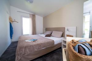 Camera accogliente con letto matrimoniale, luce soffusa e atmosfera rilassante.