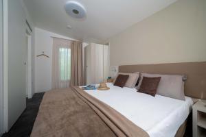 Cozy room with double bed, soft pillows, and natural light.