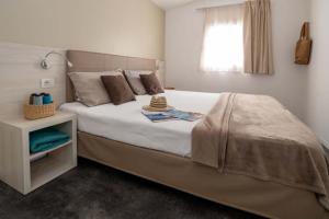 Cozy room with a double bed, soft lighting, and a relaxing atmosphere.