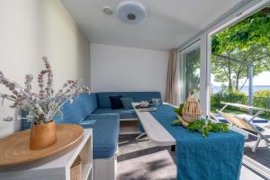 Bright living room with sea view, relaxing and cozy atmosphere.