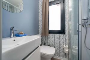 Modern bathroom, soothing colors, clean and tidy atmosphere.