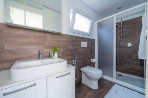 Moderne badeværelse med varme farver, minimalistisk og hyggeligt.