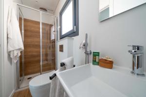 Bagno moderno e luminoso, legno caldo, dettagli eleganti, atmosfera accogliente.