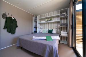 Camera accogliente con letto matrimoniale, luce naturale e decorazioni eleganti.