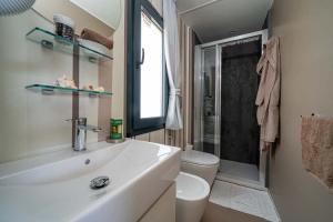 Bagno moderno e luminoso, elegante e accogliente con doccia spaziosa.