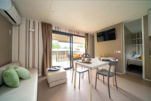 Heldere woonkamer met veranda-uitzicht, gezellig en modern.