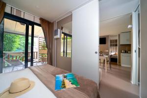 Lichte kamer met groene terras, ontspannen en gezellige sfeer.