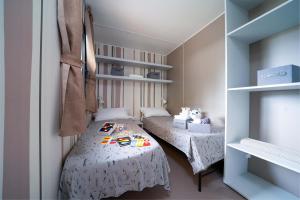 Gezellige kamer met eenpersoonsbedden, speelgoed en zachte decor.