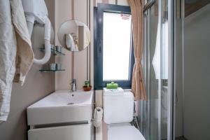 Modern, compact, helder badkamer met elegante en gezellige details.