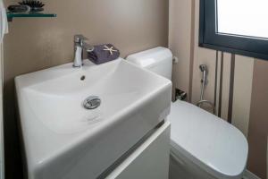 Compacte moderne badkamer, gezellig en licht.