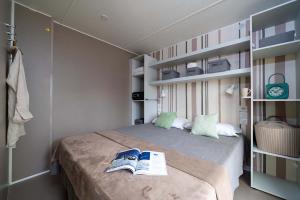 Camera accogliente con letto matrimoniale, decorazioni moderne e colori rilassanti.