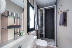 Bagno moderno, elegante e luminoso con doccia e accessori minimalisti.