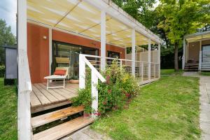 Veranda con fiori colorati, atmosfera accogliente e rilassante.