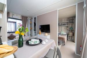 Interno moderno e accogliente con fiori e arredi eleganti.