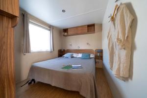 Camera accogliente con letto matrimoniale, luce soffusa e atmosfera rilassante.