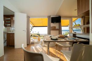 Interno accogliente con vista lago, sole e relax.
