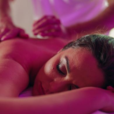 Person modtager en afslappende massage på en bord.